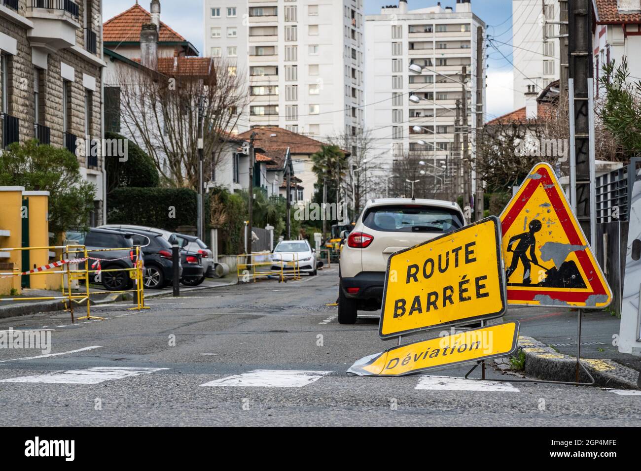 Signalisation routière fermée, de déviation et de travaux routiers dans la ville française Banque D'Images