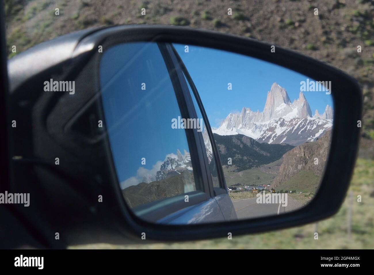 Voyage en patagonie, Argentine, vue dans le miroir arrière montre les montagnes des andes Banque D'Images