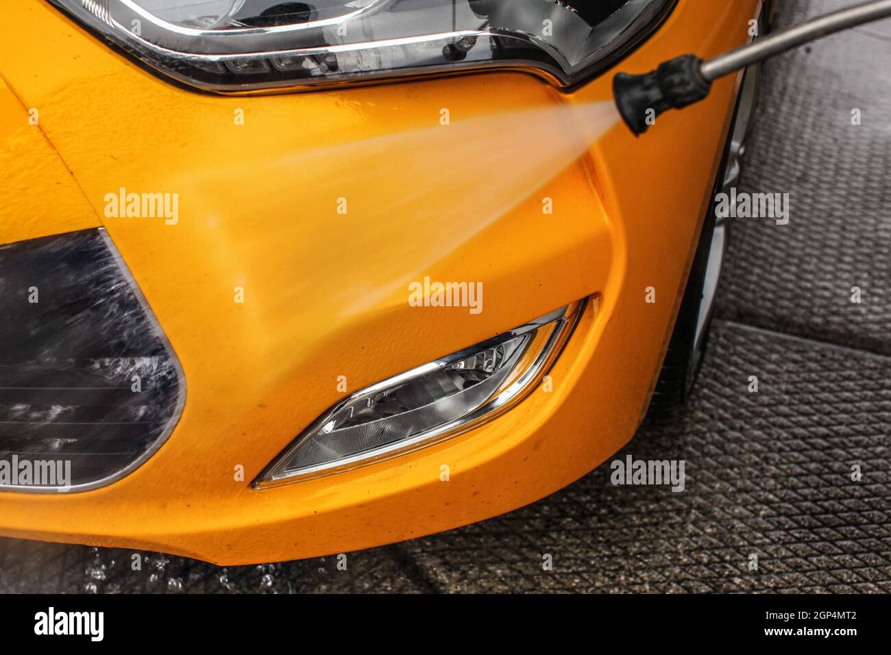 Détails sur voiture jaune bouclier avant et la lumière s'écouler avec