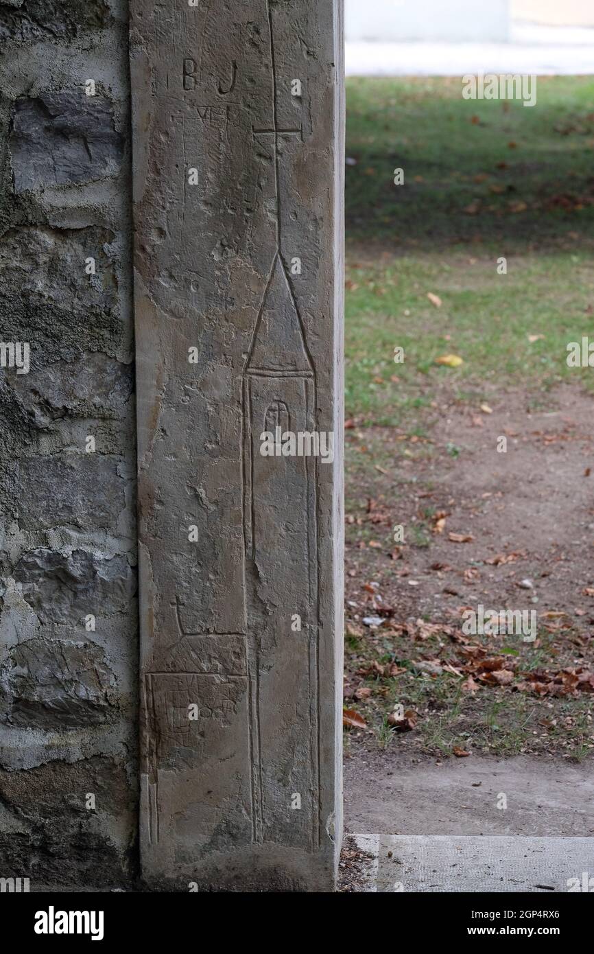 Portail d'entrée avec les symboles de la passion du Christ, la chapelle Saint-Wolfgang à Vukoj, Croatie Banque D'Images