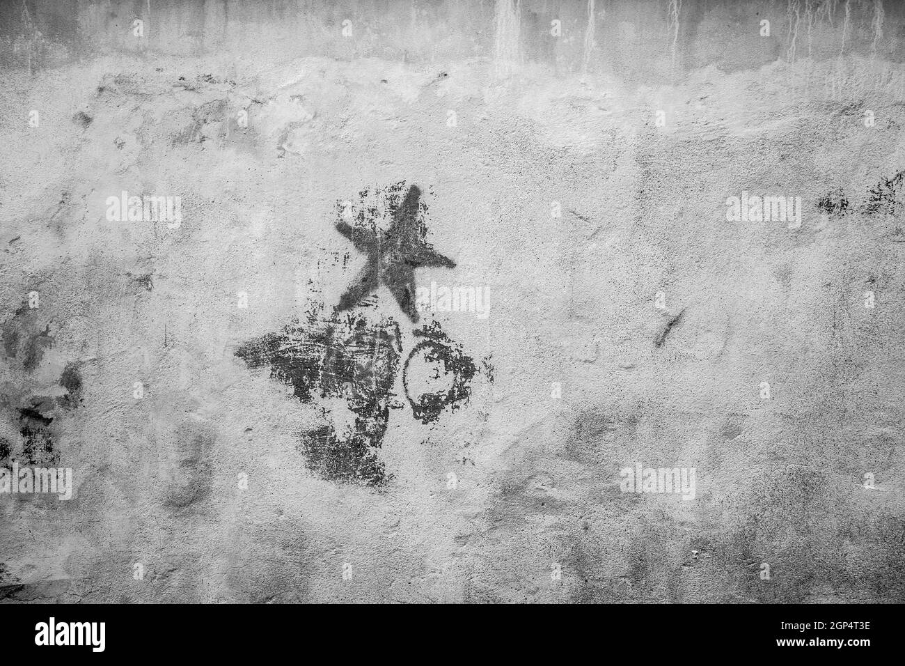 Vieux grungy symbole du communisme graffiti sur un mur, couleur rouge Banque D'Images