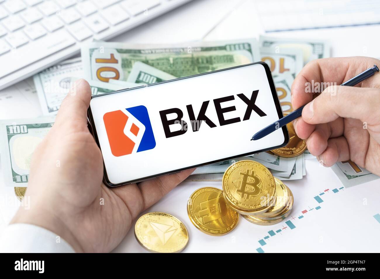 Russie Moscou 20.05.2021 logo Bkex dans le téléphone mobile.crypto-monnaie  échange décentralisé DEX.Trading blockchain Platform.Swap,buy,sell crypto  token,di Photo Stock - Alamy