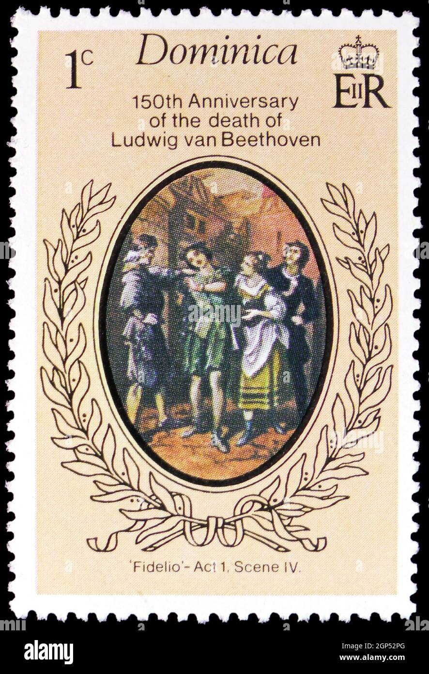 MOSCOU, RUSSIE - 5 AOÛT 2021 : timbre-poste imprimé en Dominique montre la scène de 'Fidelio', 150e anniversaire de la mort de la série Ludwig van Beethoven, Banque D'Images