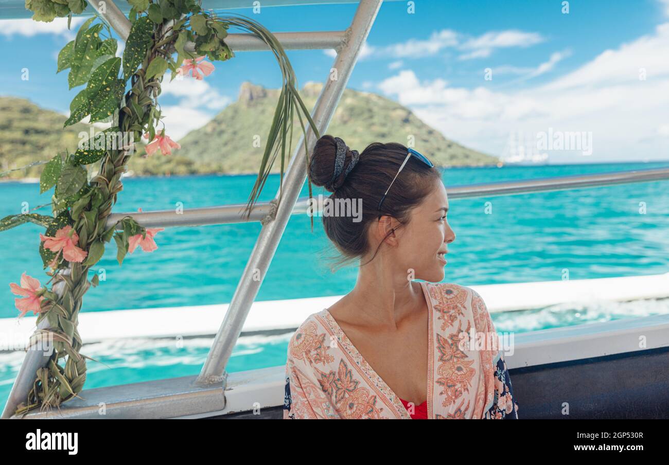 Polynésie française croisière bateau excursion voyage femme en train de pique-niquer motu sur Huahine vacances d'été aventure Banque D'Images