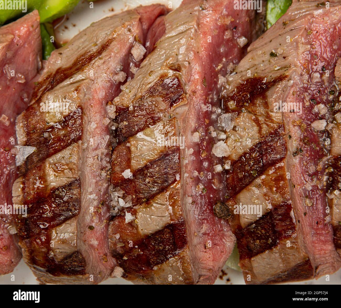 Gros plan sur le filet de bœuf grillé coupé en tranches pour servir, vue en grand angle Banque D'Images