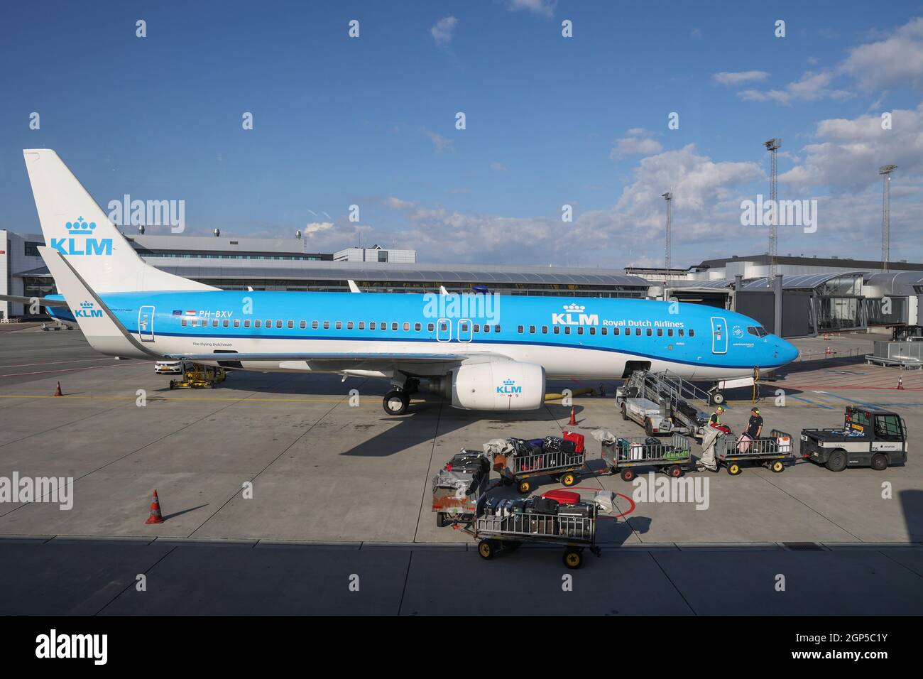 Avion KLM chargé/déchargé à l'aéroport de Copenhague Kastrup, Copenhague, Danemark, Europe Banque D'Images