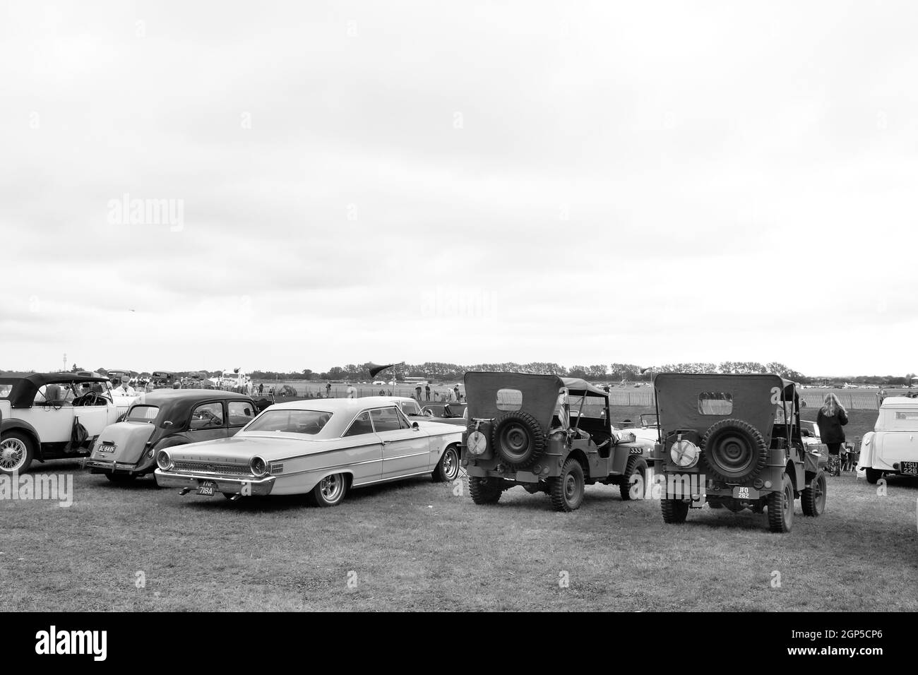 2021 septembre - Jeeps et camions militaires à la rencontre de la course de Goodwood Revival Banque D'Images