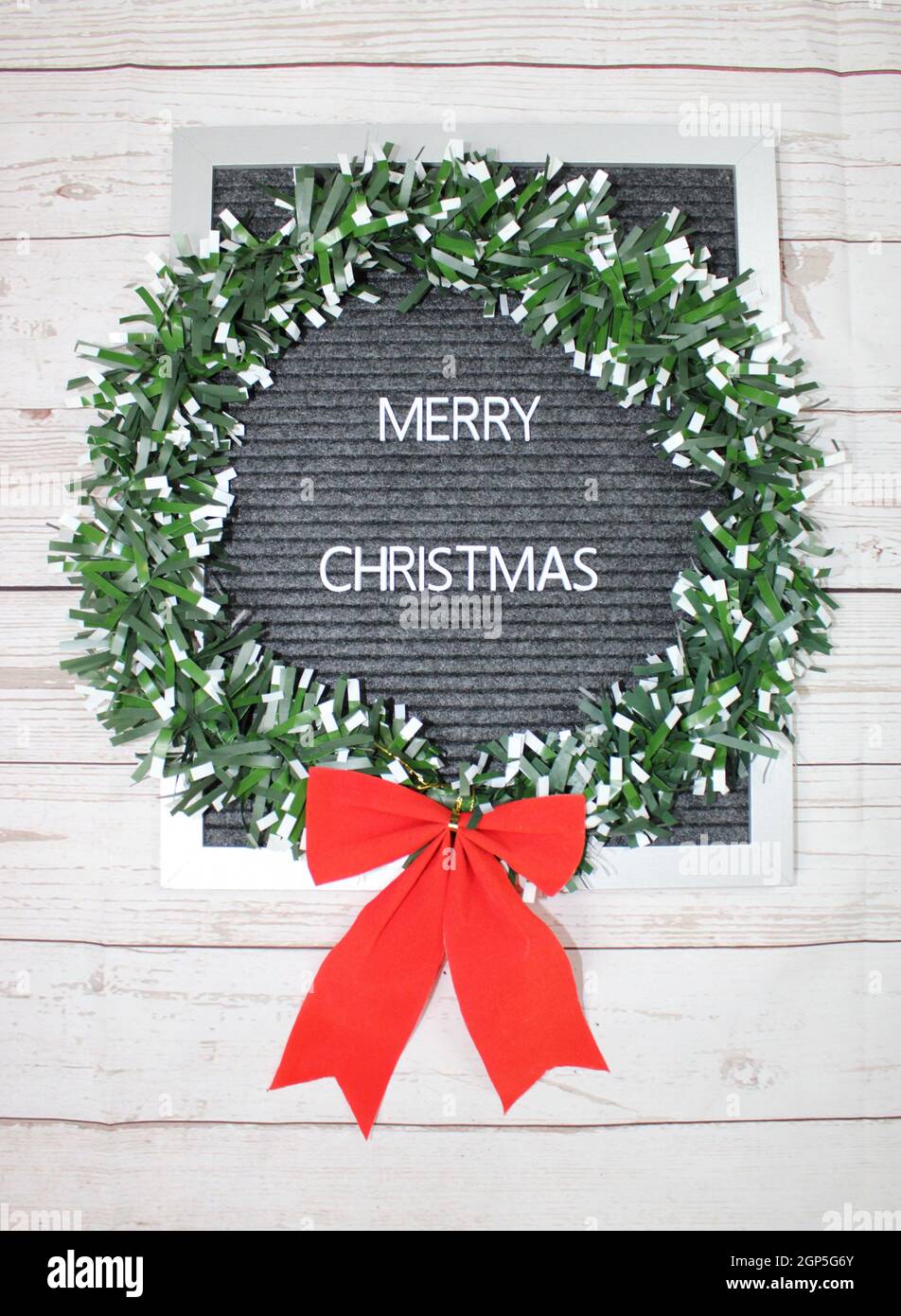 Affiche Joyeux Noël avec couronne. Banque D'Images