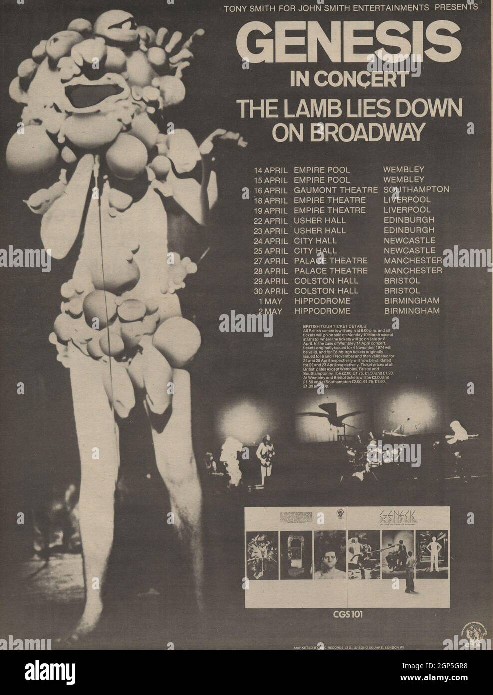 Genesis, The Lamb se trouve sur Broadway, publicité pleine page pour la tournée des concerts britanniques, les derniers spectacles de Peter Gabriel avec le groupe. Image de Gabriel dans son costume en caoutchouc. Banque D'Images