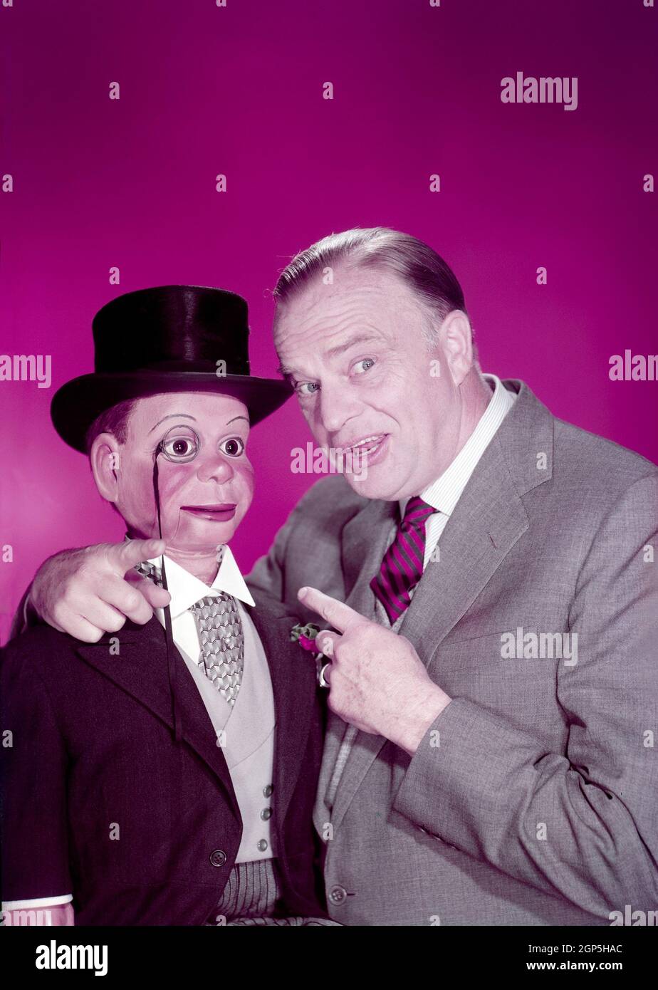 Edgar Bergen (à droite), avec son mannequin ventriloquiste Charlie McCarthy, dans les années 1950 Banque D'Images