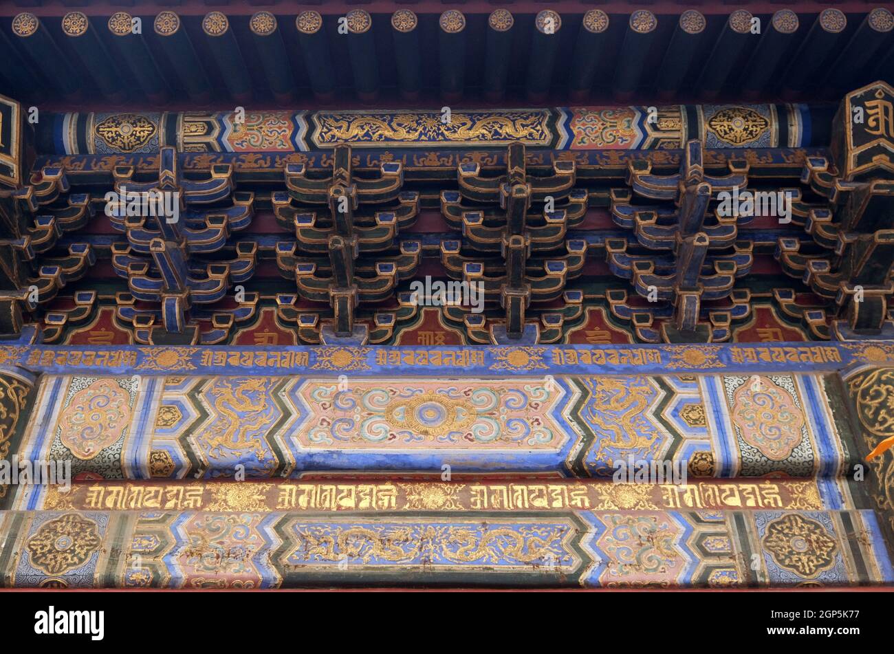 Décoration de plafond colorée au temple du Lama Yonghe à Beijing, en Chine Banque D'Images