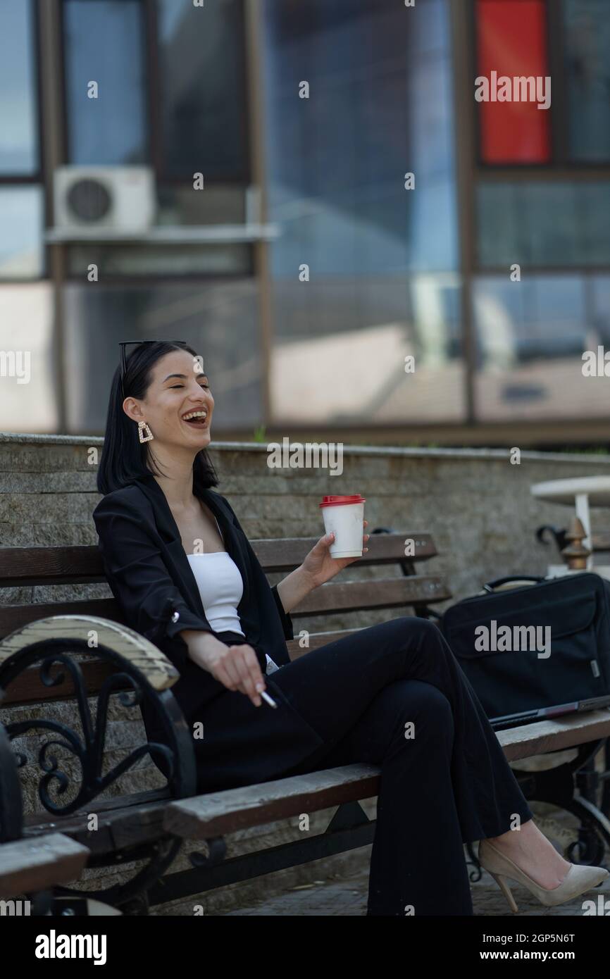 Le patron féminin séduisant riait tellement à sa pause-café Banque D'Images