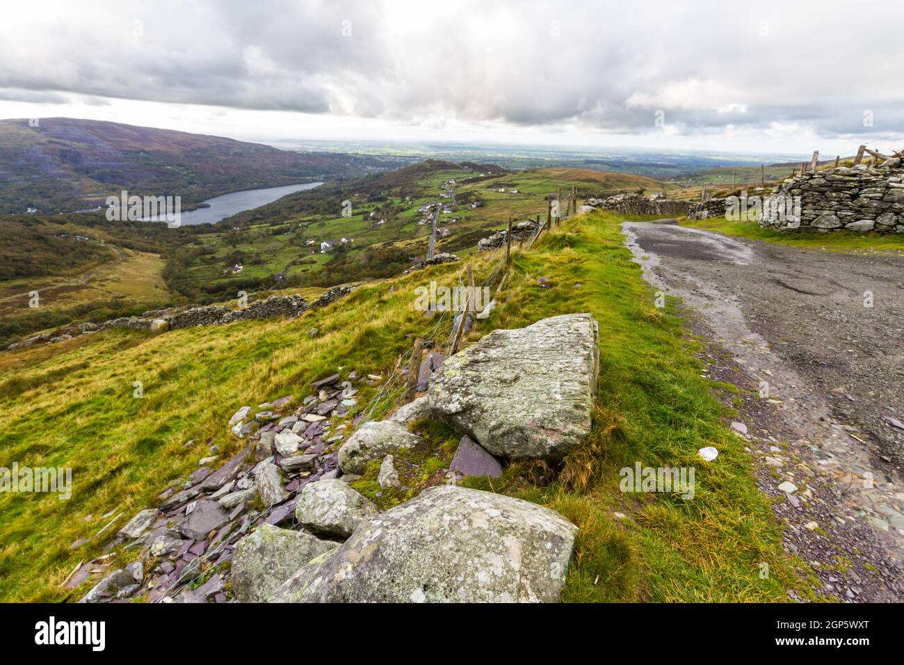 Vue sur les hautes terres du nord du pays de Galles, les rochers à voie unique, les murs en pierre, les collines et les lacs. Banque D'Images