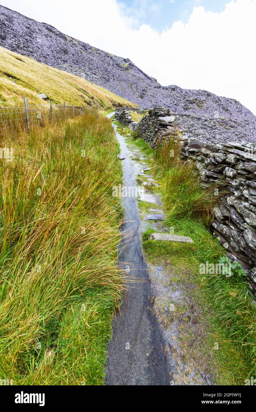 Sentier de Snowdonia inondé après la pluie, menant à une carrière d'ardoise. Uploand North Wales, Royaume-Uni, portrait Banque D'Images