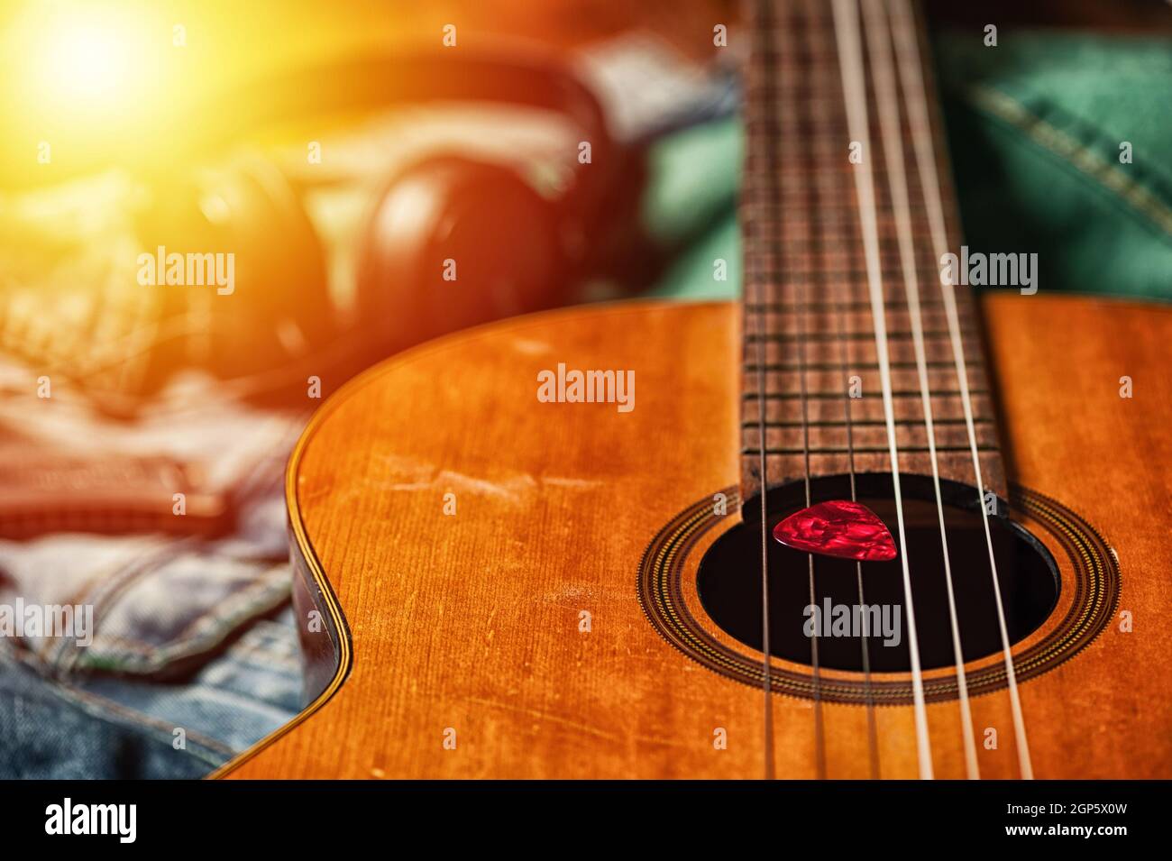 Gros plan guitare choisir sur une vieille guitare classique. Un choix de  guitare est un plectrum utilisé pour les guitares Photo Stock - Alamy