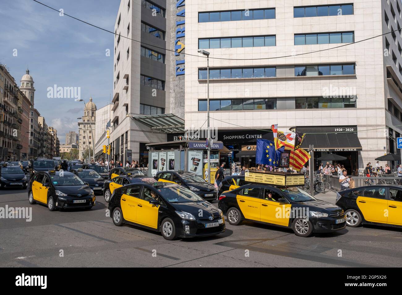 Barcelone, Espagne. 28 septembre 2021. La marche du taxi a vu arriver à la Plaza Catalunya pour se tenir devant le siège de Free Now Barcelona.les chauffeurs de taxi ont participé à une marche lente contre les compagnies de transport avec les conducteurs Uber et Free Now, qu'ils accusent de concurrence déloyale selon les règlements de l'Institut métropolitain de taxi. (Photo par Paco Freire/SOPA Images/Sipa USA) crédit: SIPA USA/Alay Live News Banque D'Images