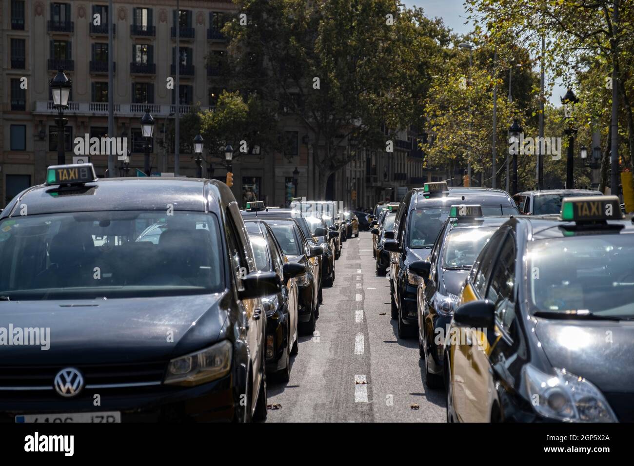 Barcelone, Espagne. 28 septembre 2021. Un groupe de voitures de taxi vu garées devant le siège de Free Now Barcelona sur la Plaza Catalunya.les chauffeurs de taxi ont participé à une marche lente contre les compagnies de transport avec les conducteurs Uber et Free Now, qu'ils accusent de concurrence déloyale selon les règlements de l'Institut métropolitain de taxi. (Photo par Paco Freire/SOPA Images/Sipa USA) crédit: SIPA USA/Alay Live News Banque D'Images