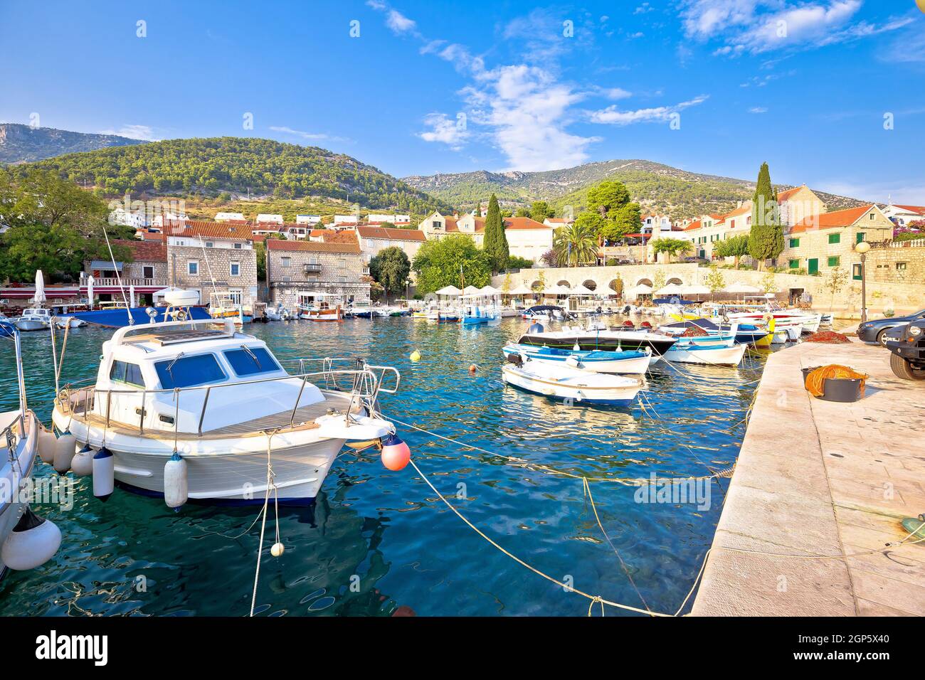 Ville de bol sur l'île de Brac vue sur le front de mer, archipel de Dalmatie en Croatie Banque D'Images