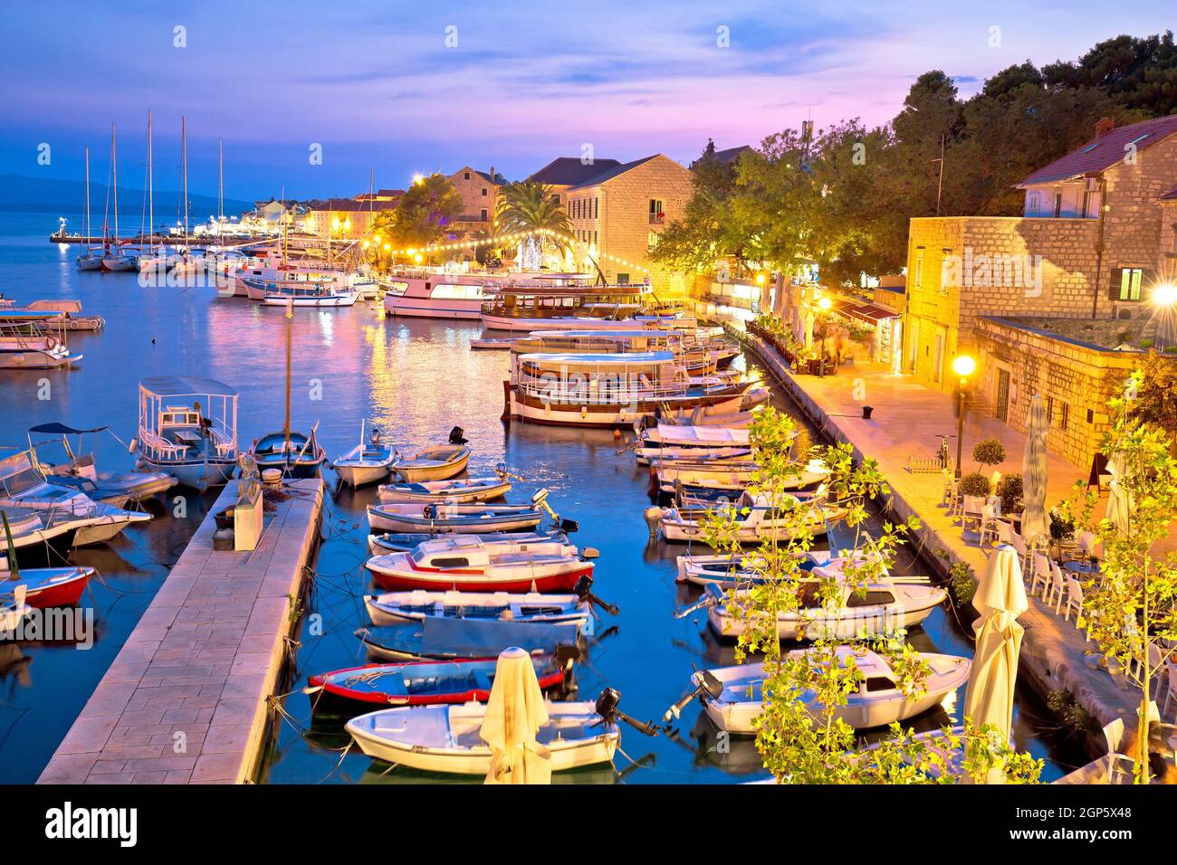 Ville de Bol, sur l''île de Brac Harbour au coucher du soleil, vue sur la région de Croatie Dalmatie Banque D'Images