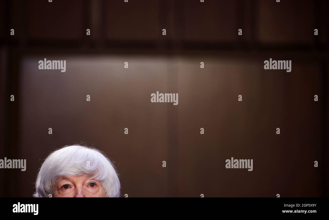 Washington, DC. 28 septembre 2021. WASHINGTON, DC - SEPTEMBRE 28 : la secrétaire au Trésor Janet Yellen témoigne lors d'une audience du Comité sénatorial des banques, du logement et des affaires urbaines sur la CARES Act, à l'édifice Hart du bureau du Sénat le 28 septembre 2021 à Washington, DC. L'audience a porté sur les effets et les résultats de la Loi sur l'aide, l'allègement et la sécurité économique du coronavirus, également connue sous le nom de LOI SUR LES SOINS. Crédit : Kevin Dietsch/Pool via CNP/dpa/Alay Live News Banque D'Images