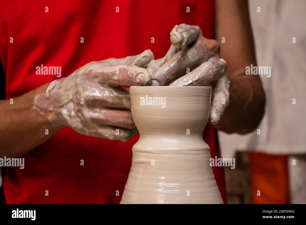 Homme faisant des articles en céramique sur la roue de potiers dans un Usine traditionnelle dans la ville de Ráquira située dans le département de Cundinamarca en Colombie Banque D'Images