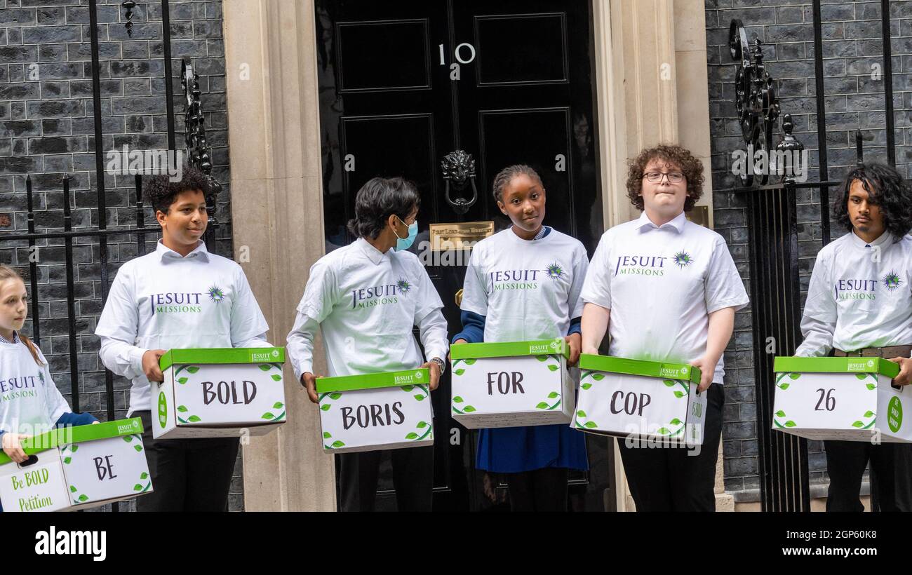 Londres, Royaume-Uni. 28 septembre 2021. La pétition de la mission jésuite 'be Bold Boris for COP 26' est livrée au 10 Downing Street London Credit: Ian Davidson/Alay Live News Banque D'Images