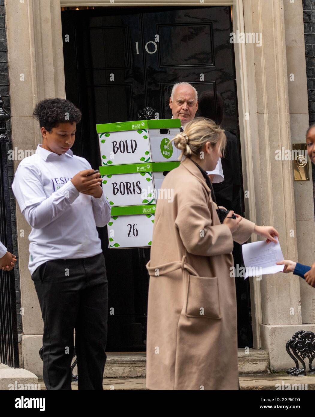 Londres, Royaume-Uni. 28 septembre 2021. La pétition de la mission jésuite 'be Bold Boris for COP 26' est livrée au 10 Downing Street London Credit: Ian Davidson/Alay Live News Banque D'Images