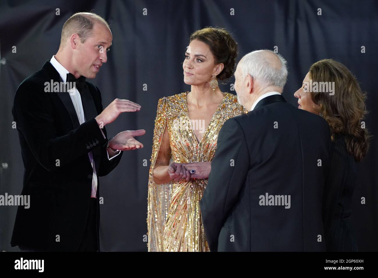 Le duc et la duchesse de Cambridge sont accueillis par Michael G. Wilson et Barbara Broccoli lors de la première mondiale de No Time To Die, au Royal Albert Hall de Londres. Date de la photo: Mardi 28 septembre 2021. Banque D'Images