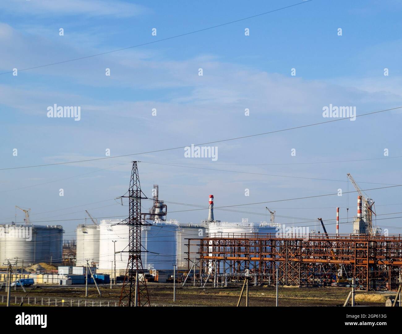 Le réservoir en acier vertical. Les capacités de stockage de l'huile, l'essence, le kérosène, le diesel et d'autres liquides. Les colonnes de distillation, tuyaux et autres matériel Banque D'Images