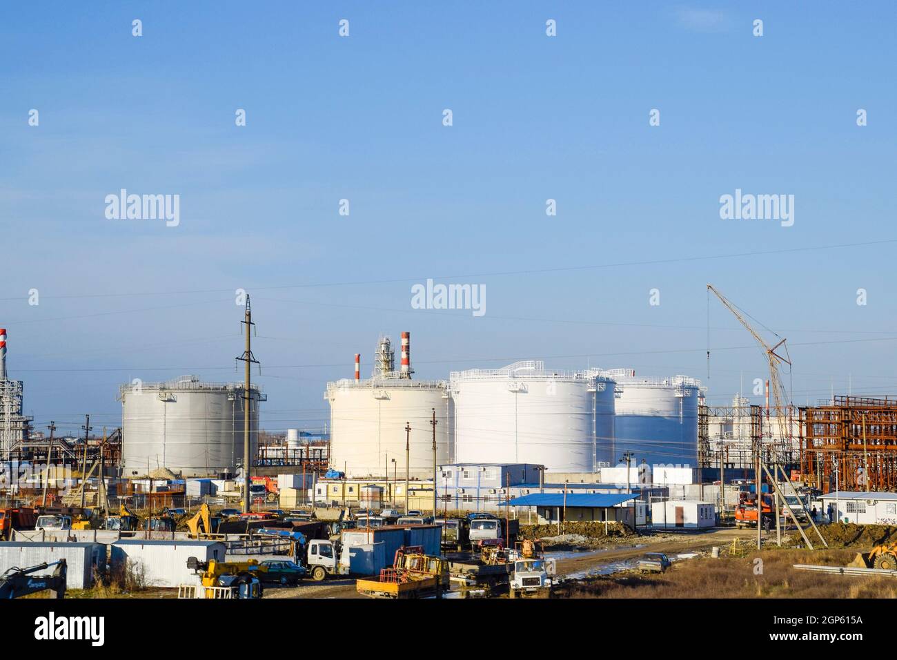 Le réservoir en acier vertical. Les capacités de stockage de l'huile, l'essence, le kérosène, le diesel et d'autres liquides. Les colonnes de distillation, tuyaux et autres matériel Banque D'Images