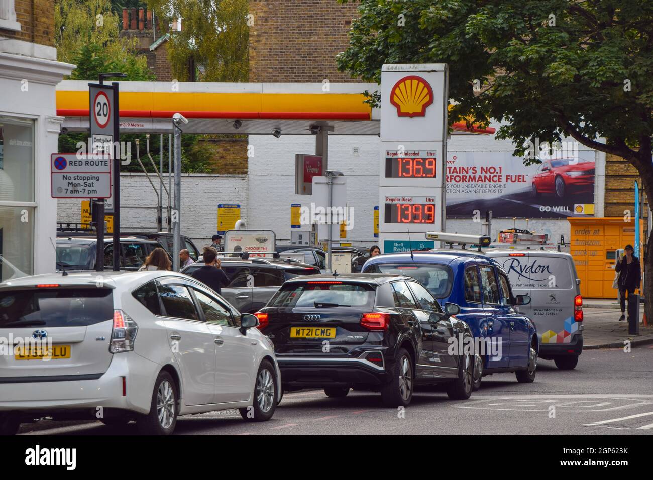 Londres, Royaume-Uni. 28 septembre 2021. Les voitures font la queue dans une station-service Shell rouverte à Islington alors que la pénurie de carburant se poursuit. De nombreuses stations ont manqué d'essence en raison d'une pénurie de chauffeurs routiers liés au Brexit, ainsi que d'achats de panique. Crédit : SOPA Images Limited/Alamy Live News Banque D'Images