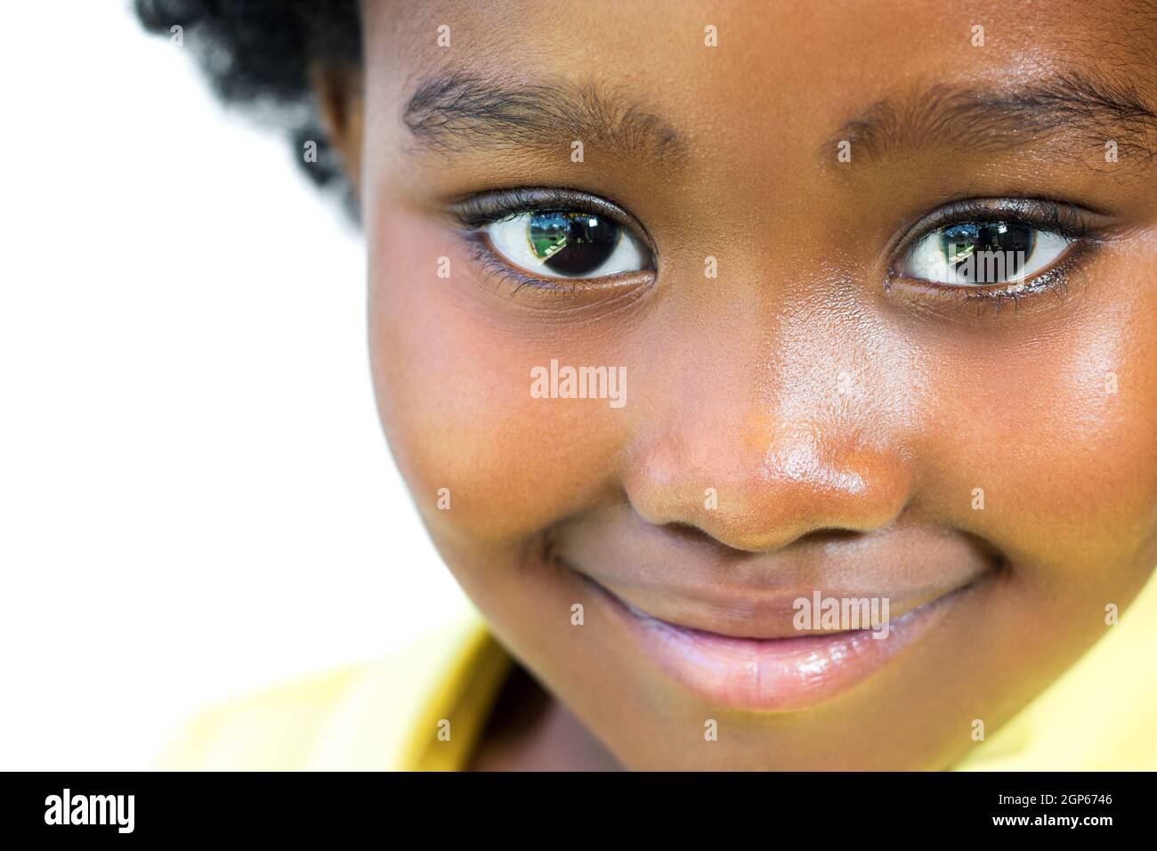 Gros plan extrême de la belle petite fille africaine isolée sur fond blanc. Banque D'Images