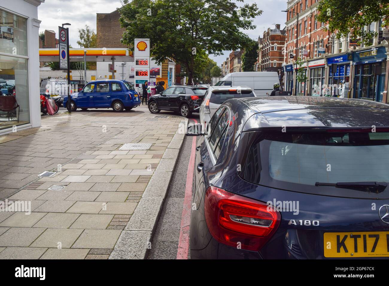 Londres, Royaume-Uni. 28 septembre 2021. Les voitures font la queue dans une station-service Shell rouverte à Islington alors que la pénurie de carburant se poursuit. De nombreuses stations ont manqué d'essence en raison d'une pénurie de chauffeurs routiers liés au Brexit, ainsi que d'achats de panique. (Photo de Vuk Valcic/SOPA Images/Sipa USA) crédit: SIPA USA/Alay Live News Banque D'Images