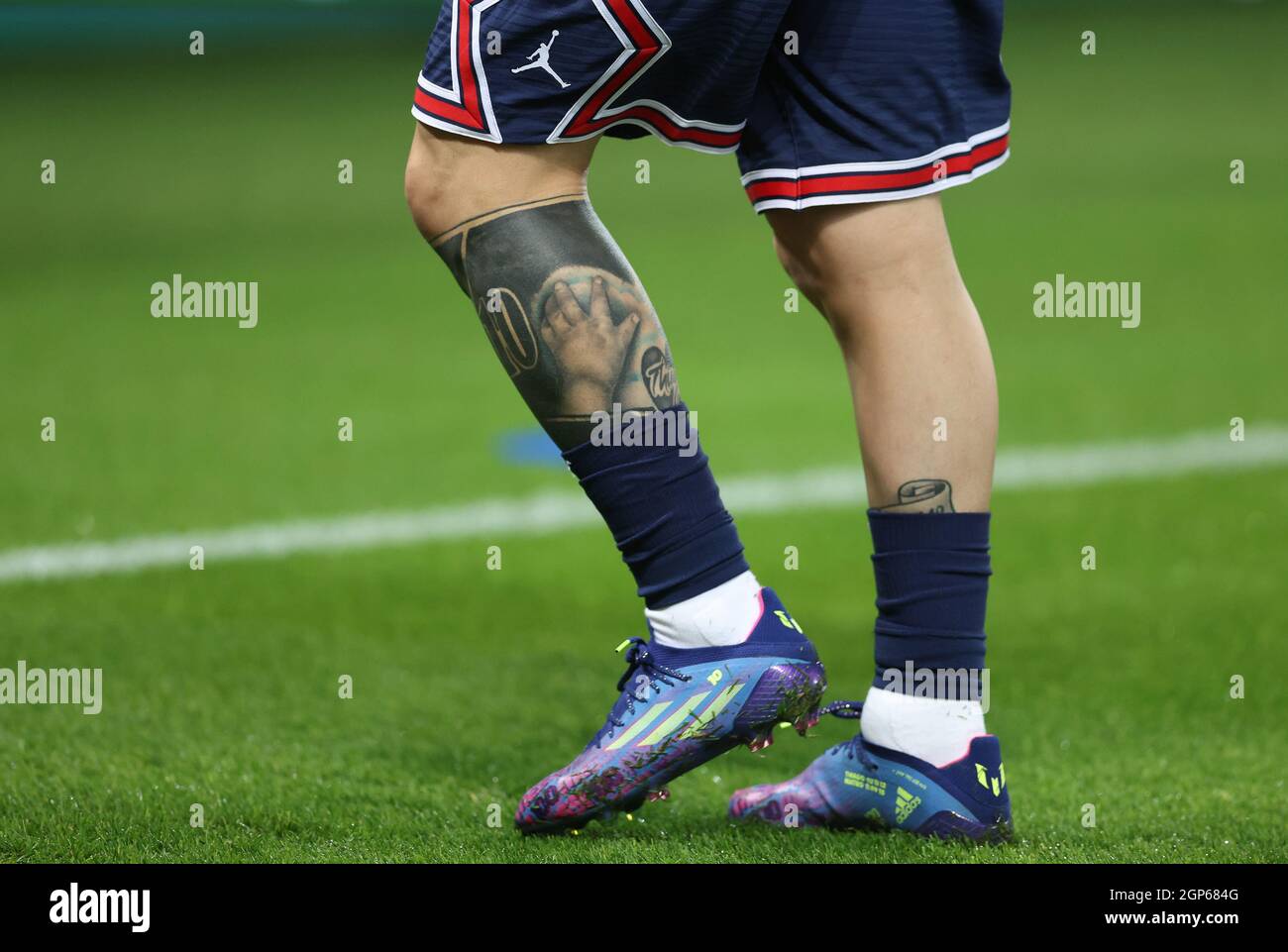 Paris, France, 28 septembre 2021. Une image qui montre un tatouage sur la jambe de Lionel Messi de Paris St Germain lors du match de l'UEFA Champions League au Parc des Princes, Paris. Le crédit photo devrait se lire: David Klein / Sportimage crédit: Sportimage / Alay Live News Banque D'Images