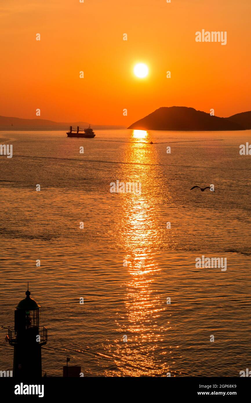 Coucher de soleil sur la mer Adriatique et ses bateaux jouant dans les  réflexions à l'entrée du port de Split en Croatie Photo Stock - Alamy
