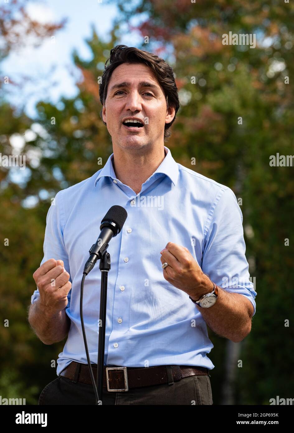 Le Premier ministre Justin Trudeau fait un point en prenant la parole lors d'une conférence de presse au Eva James Memorial Community Centre à Kanata. Banque D'Images