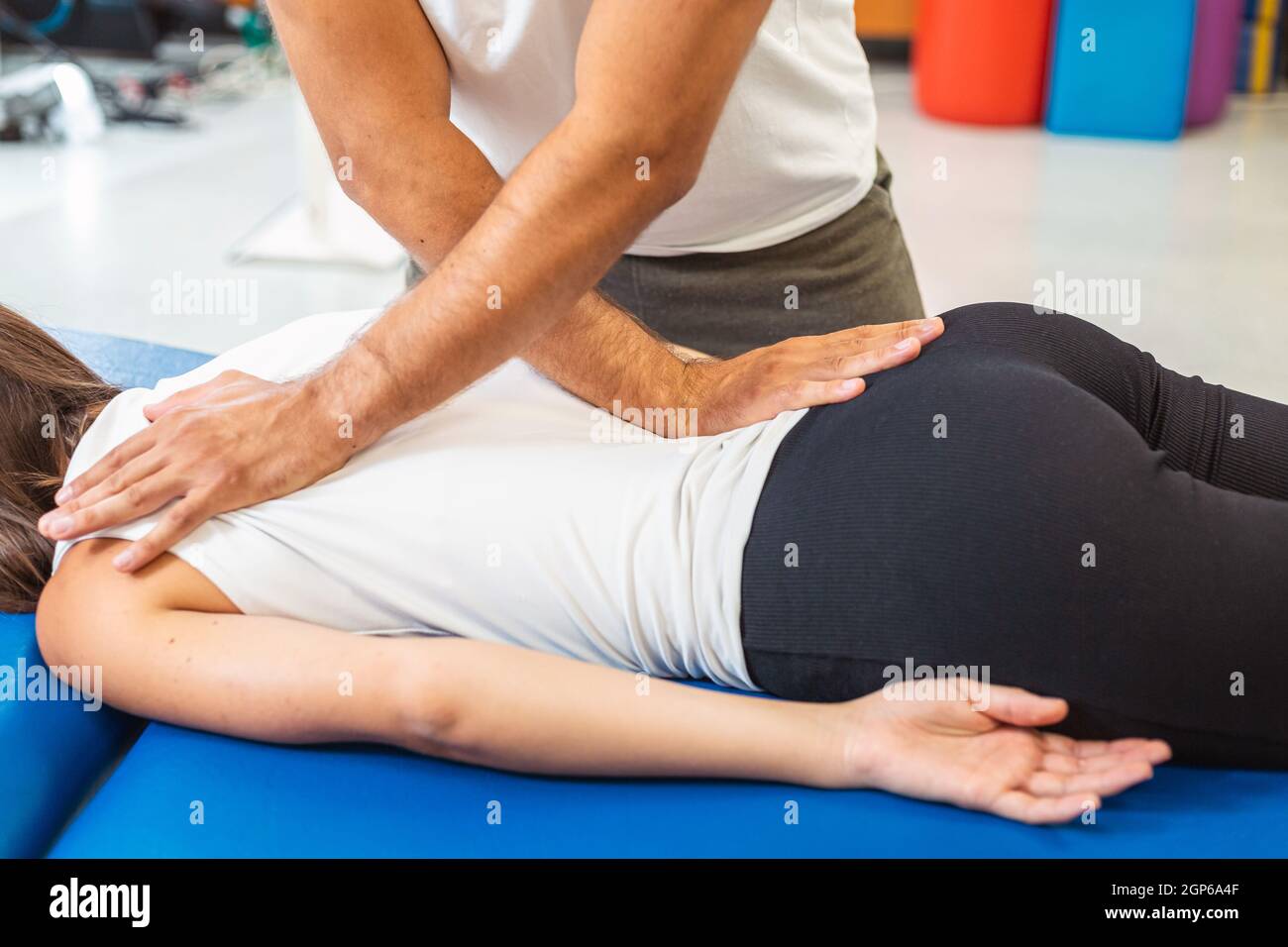 Mains du physiothérapeute faisant un massage médical du dos, à une patiente, pendant un traitement de réadaptation. Banque D'Images