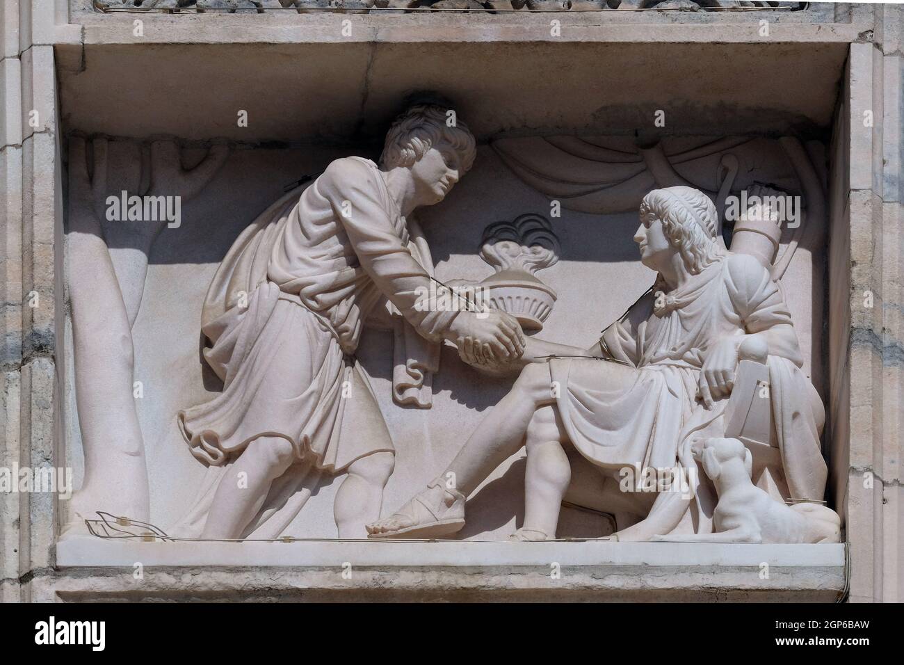 Esaü vendant son droit d'aînesse à Jacob, en relief sur la façade de la cathédrale de Milan, le Duomo di Santa Maria Nascente, Milan, Lombardie, Italie Banque D'Images