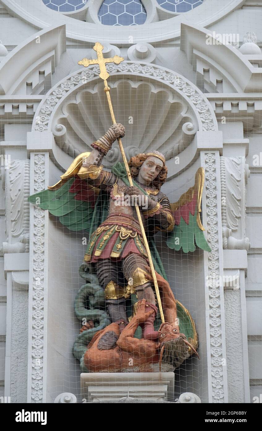 Saint Michel terrassant le dragon, statue sur le portail de l'église de Saint Leodegar à Lucerne, Suisse Banque D'Images