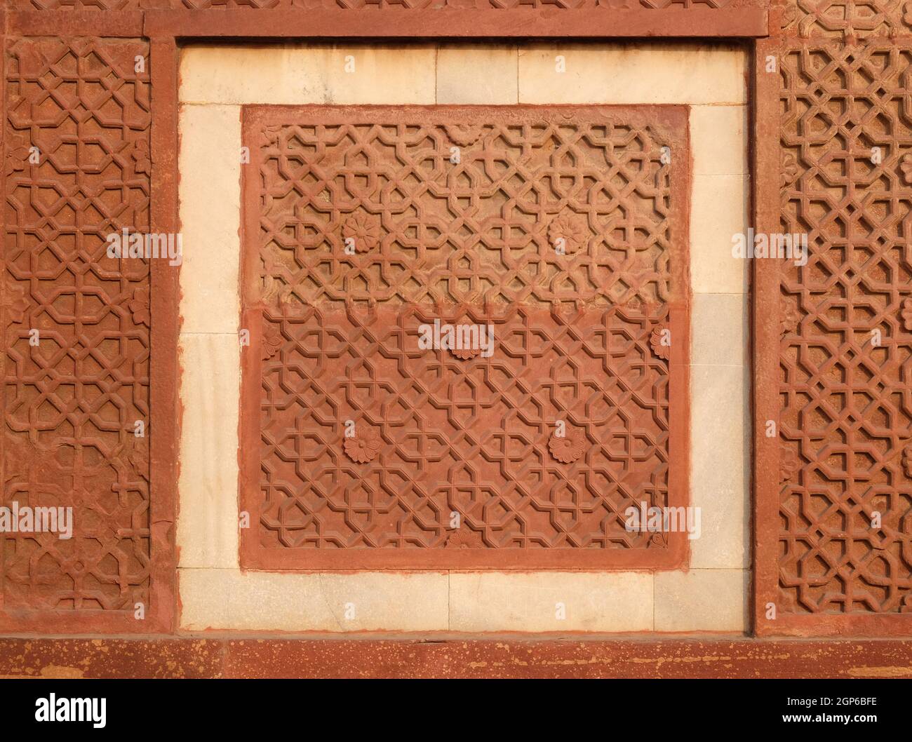 Motif en pierre sur un mur du temple à Red fort, Agra, site classé au patrimoine mondial de l'UNESCO, Inde Banque D'Images