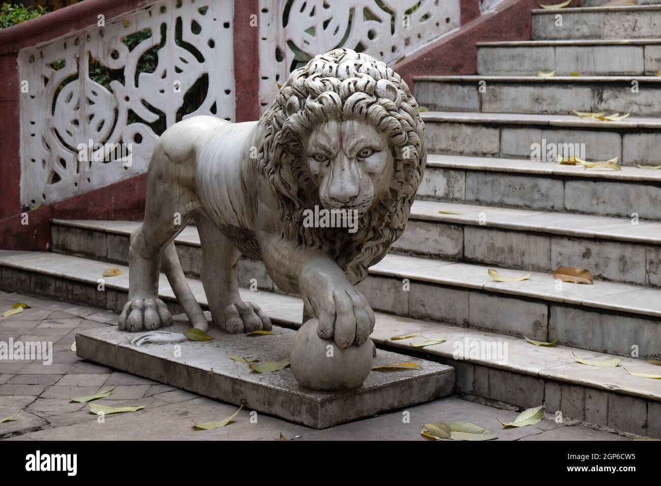 Les lions qui gardaient l'entrée du temple de Sree Chanua Probhu à Kolkata, Bengale occidental, Inde Banque D'Images