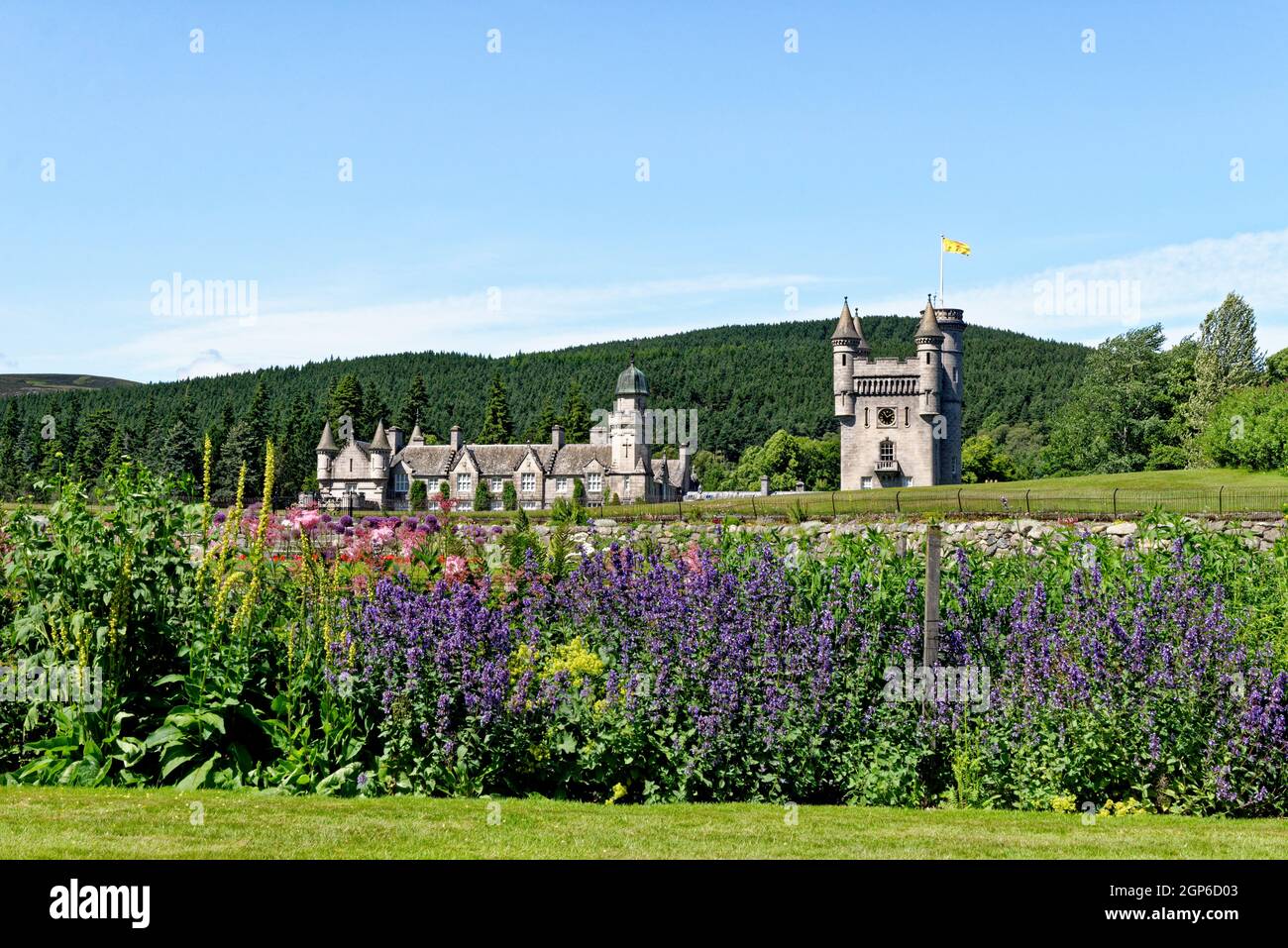 Balmoral Scottish Royal Scots château et terrain de style baronial en été ; Europe Grande-Bretagne, Écosse, Aberdeenshire, le château Balmoral, Banque D'Images