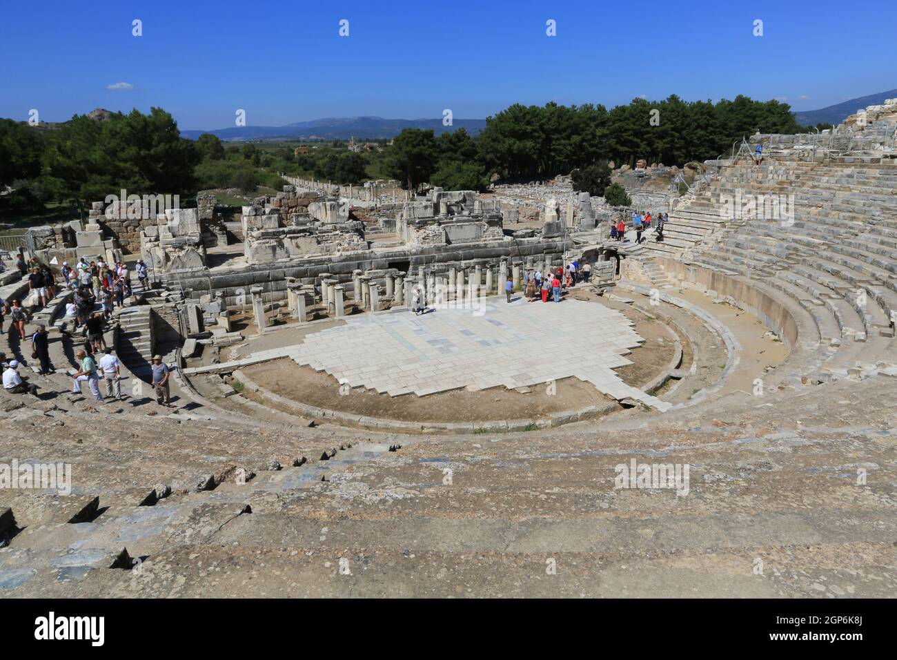 Vue sur le Grand Théâtre d'Éphèse, vue nord-ouest. Construit à l'origine au troisième siècle av. J.-C., il a été agrandi plus tard pour accueillir 25,000 personnes par les Romains. Banque D'Images