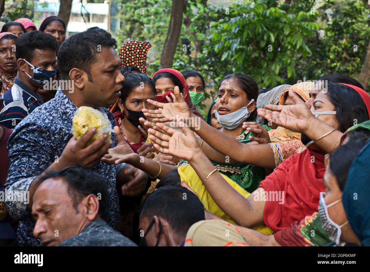 Distribution de nourriture aux personnes dans le besoin. Le pays a eu plusieurs blocages pour contenir la propagation du coronavirus. Dhaka, Bangladesh. Banque D'Images