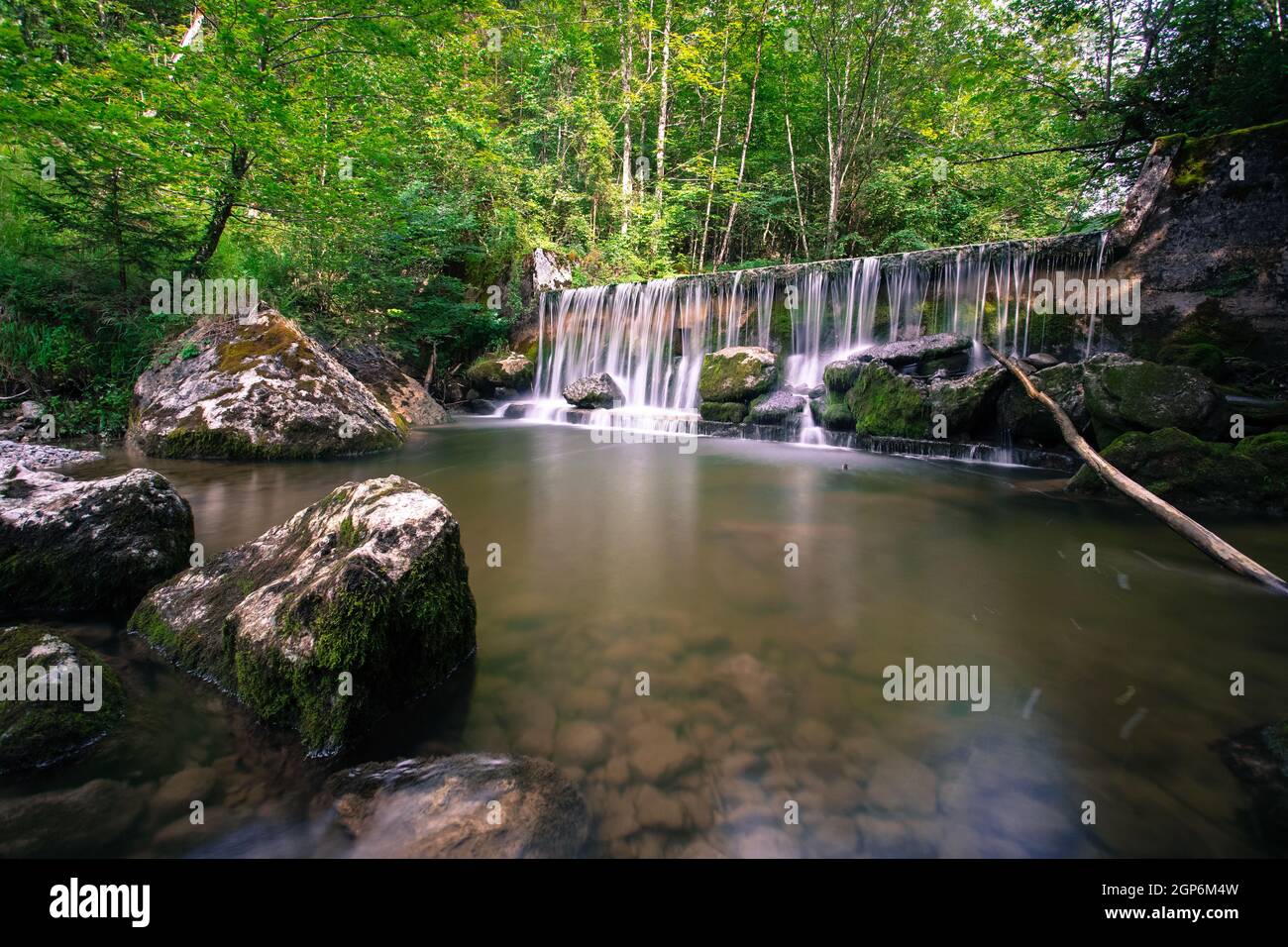 Belle Montagne cascade dans la forêt, exposition longue durée. L'Autriche. Banque D'Images