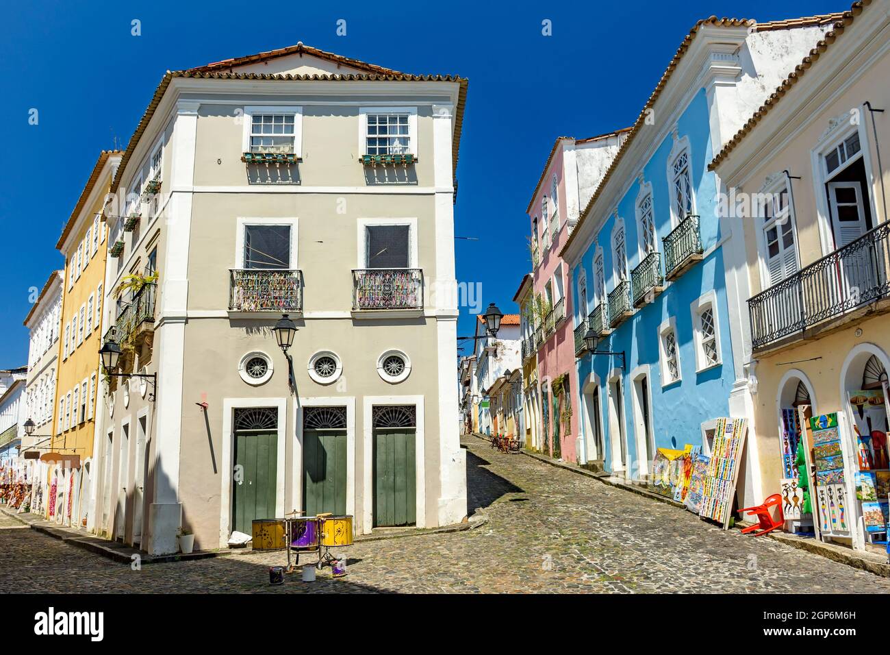 Maisons colorées, façades et pentes pavées dans le quartier traditionnel Pelourinho de Salvador, Bahia Banque D'Images
