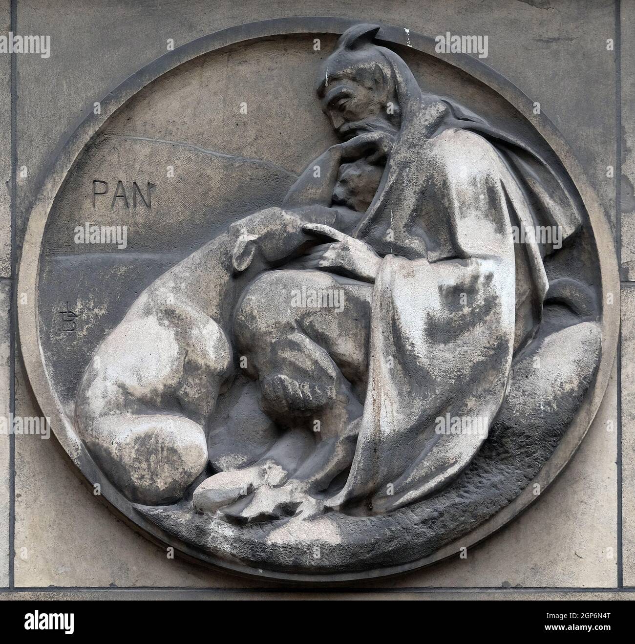 L'histoire de Pan, le dieu de la nature, des bergers et des troupeaux. Relief de pierre au bâtiment de la Faculté de médecine Paris, France. Banque D'Images