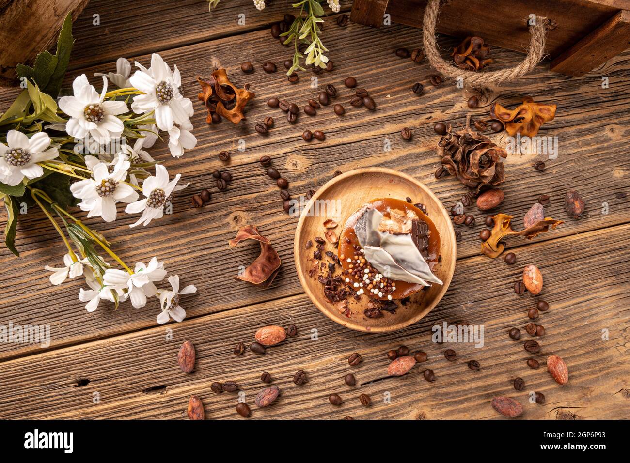 Plat de délicieux mini-gâteau rond de brownies en bois plaque Banque D'Images
