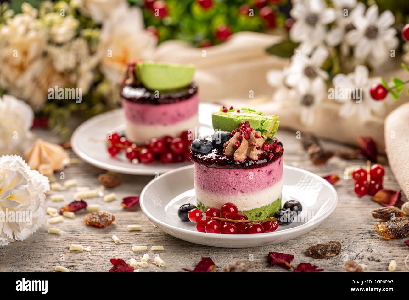 Garniture à gâteau mini-ronde à trois couches avec gelée de fruits Banque D'Images