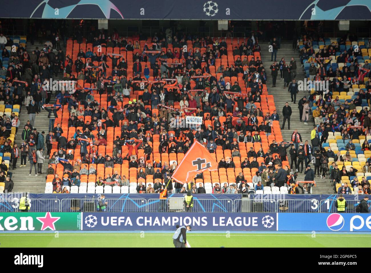 Kiev, Ukraine. 28 septembre 2021. KIEV, UKRAINE - 28 SEPTEMBRE 2021 - des fans sont vus avant la Ligue des champions de l'UEFA - 2021/22 tour de 16 match entre le FC Shakhtar Donetsk et le FC Inter Italie au NSC Olimpiyskiy, Kiev, capitale de l'Ukraine crédit: UKRINFORM/Alay Live News Banque D'Images